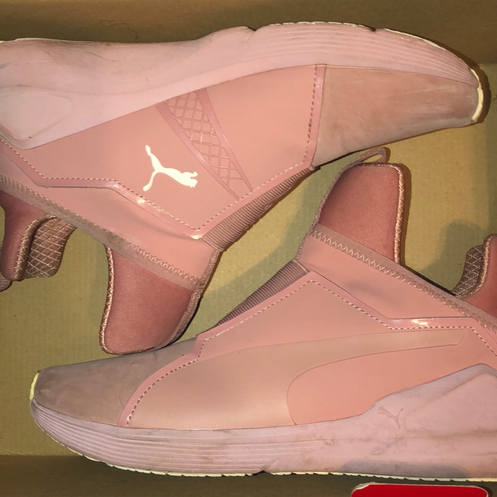 Mauve suade pumas
